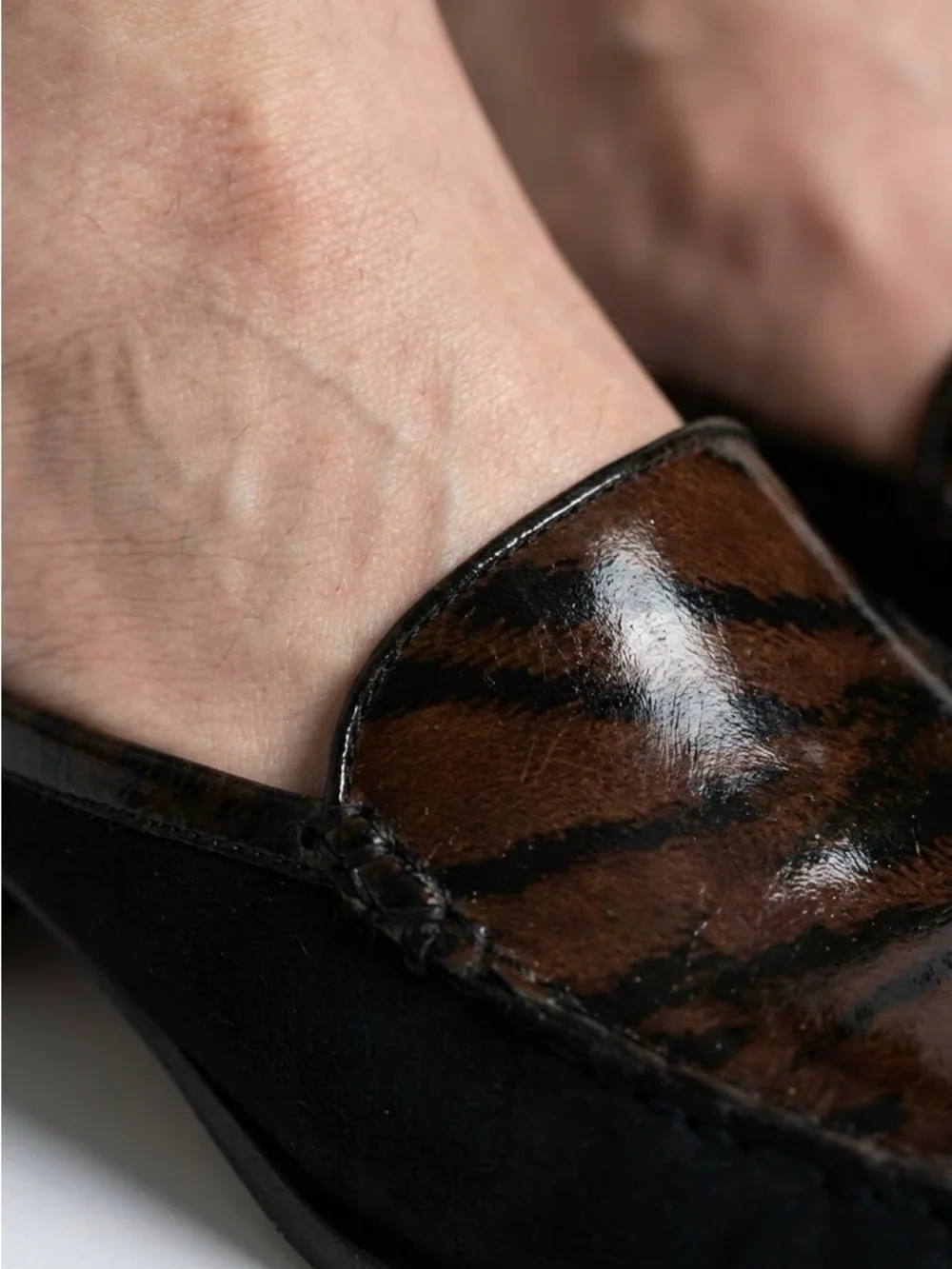 STUART WEITZMAN VINTAGE BLACK BROWN SHOE ANIMAL PRINTS SLIP ON SHOE BLOCK HEELS - Picture 4 of 16